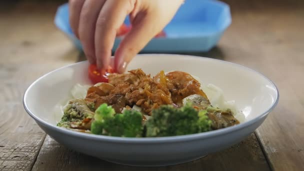 Pinze mettere le verdure in un piatto di udon con carne in salsa yakiniku — Video Stock