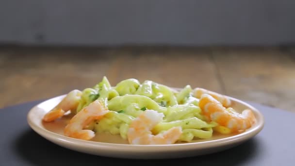 Tészta krémes mártással, garnélarák és fűszerek egy tányéron forog körbe — Stock videók