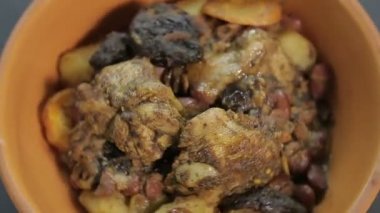 Et ve havuçlu Yahudi yemeği..