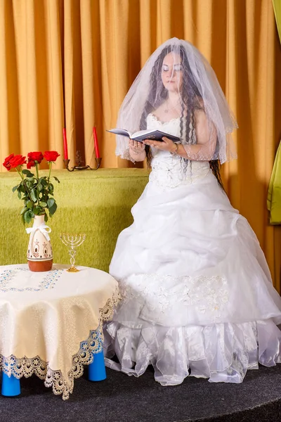 Еврейская Невеста Белом Платье Завуалированное Лицо Столом Цветами Читает Молитву — стоковое фото