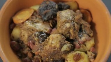 Et ve havuçlu Yahudi yemeği.