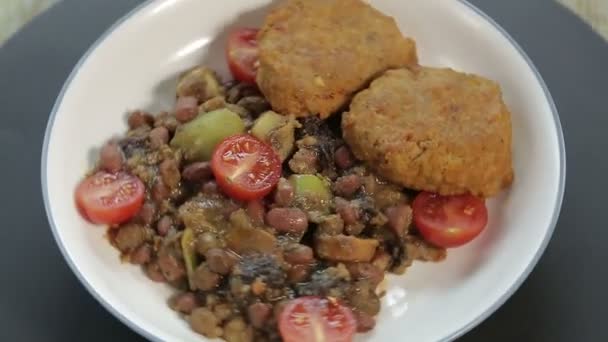 Patate arrosto e torte di pesce su uno stand nero ruotano in un cerchio — Video Stock