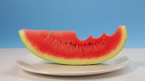 En bit saftig mogen vattenmelon är avskuren från den och skorpan förblir — Stockvideo