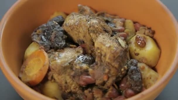 Plat juif à la viande, carottes et raisins secs. — Video