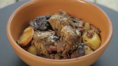 Yahudi yemeği, kilden bir tabakta etle bir çember şeklinde döner.