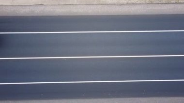 Geniş bir otoyol boyunca giden Aero video kamyonları ve arabalar.