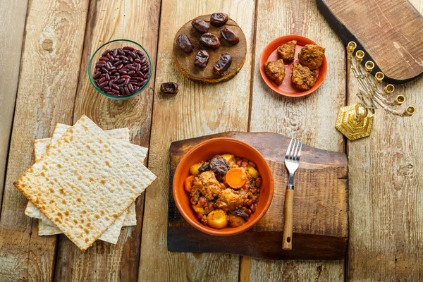 Plato Judío Cerrado Con Carne Una Mesa Madera Cerca Matzo —  Fotos de Stock