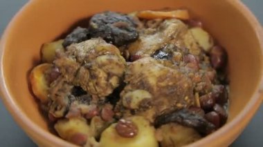 Et ve havuçlu Yahudi yemeği.