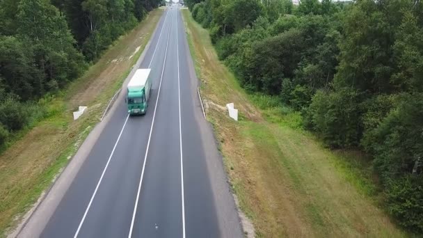 Aerovideo carros dirigindo ao longo da estrada ao longo da floresta — Vídeo de Stock