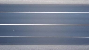 Yoğun görev ve yolcu araçları yukarıdan geniş bir karayolu hava görüntüsü boyunca sürüyorlar..