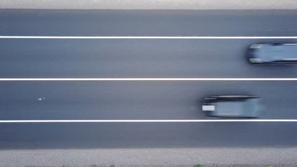 Caminhões e carros dirigindo ao longo de uma ampla rodovia vista superior de vídeo aéreo — Vídeo de Stock
