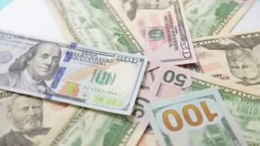 Büyük banknotlar dağınık bir halde dönüp duruyor..