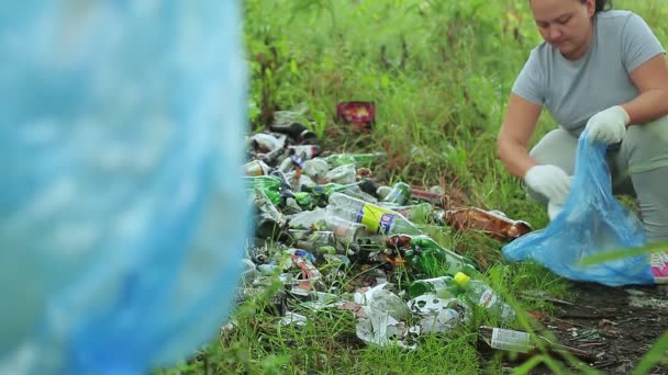 Voluntarios en el parque eliminan residuos plásticos. — Vídeo de stock