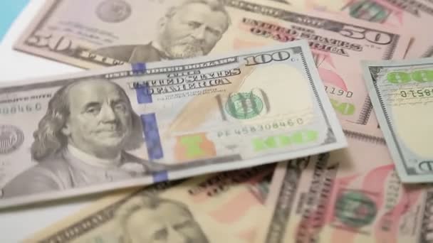 Padesát a sto dolarů bankovky se točí v kruhu — Stock video