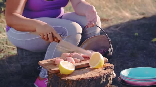 Žena bez tváře v blízkosti stanu v kempu připravuje jídlo v turistickém prostředí — Stock video