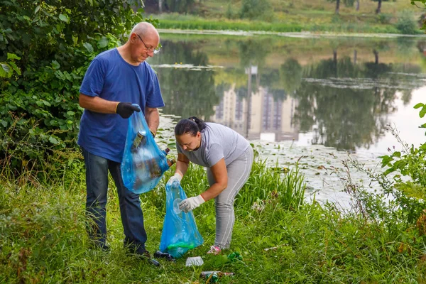 Uma Mulher Homem Voluntário Limpa Lixo Numa Lixeira Natureza Fotografia Fotos De Bancos De Imagens