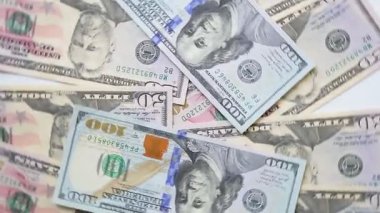 Masaya dağılmış 50 'lik ve 100' lük banknotlar daire şeklinde dönüyor.