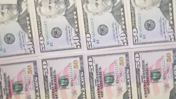 Padesát set dolarů bankovek se točí v kruhu — Stock video