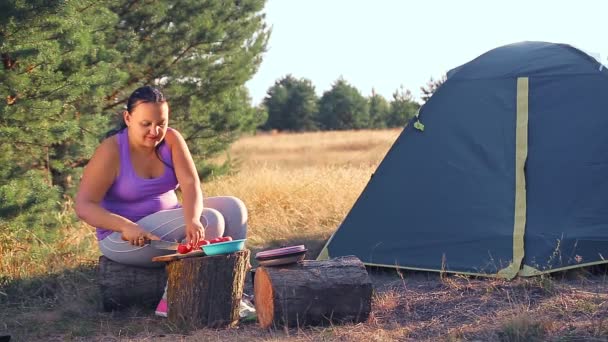 La donna la sera vicino alla tenda cucina verdure tritate — Video Stock