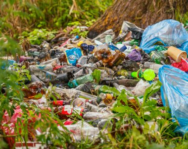 Doğa plastiği ve camla dolu bir çöp yığını. Yatay fotoğraf