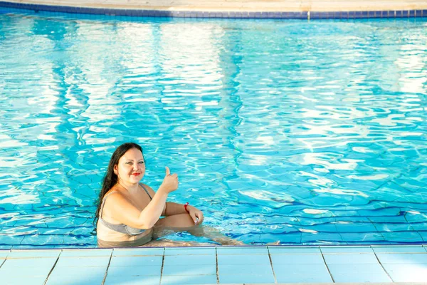 Een Glimlachende Vrouw Het Zwembad Geeft Les Horizontale Foto — Stockfoto