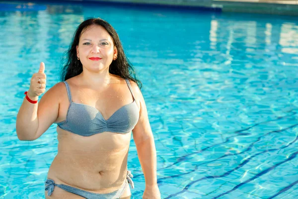 Lachende Brunette Vrouw Staat Het Zwembad Shows Klasse Horizontale Foto — Stockfoto