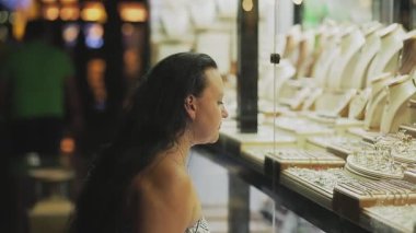 Mısır, Sharm El Sheikh, Soho Meydanı 25 Ağustos 2021. Yahudi bir kadın mücevher sergisine bakar.