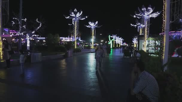 Ägypten, Sharm El Sheikh, Soho-Platz 25. August 2021. Touristen und Einheimische spazieren über den Platz, im Vordergrund Geschäfte, eine brünette Frau — Stockvideo