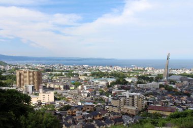 Beppu şehrinin panoramik manzarası, kulesi ve Japonya 'nın Oita ilindeki deniz gezisi. Nisan 2019 'da çekildi..