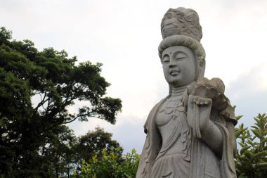 Japonya, Beppu 'daki Myohoji Tapınağı' ndaki Kanon veya Guanyin heykeli ve stupa. Haziran 2019 'da çekildi..