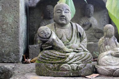 Bir Japon tapınağında Buda ve Jizo heykeli..
