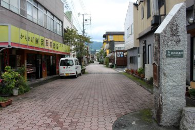 Yufuin 'in Hananoki caddesi, bir Japon taarruz noktası. Haziran 2019 'da çekildi..