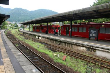 Japonya, Oita 'daki Yufuin İstasyonu' nda kırmızı tren duruyor. Haziran 2019 'da çekildi.