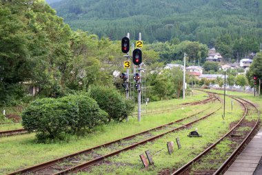 Yufuin istasyonunda treni bekliyor. Oita, Japonya 'da Haziran 2019' da çekildi..