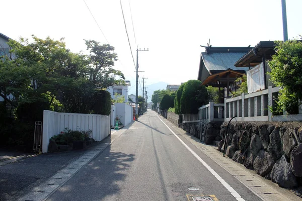 日本街 一个寺庙在路边的Beppu住宅区周围 2019年6月拍摄 — 图库照片