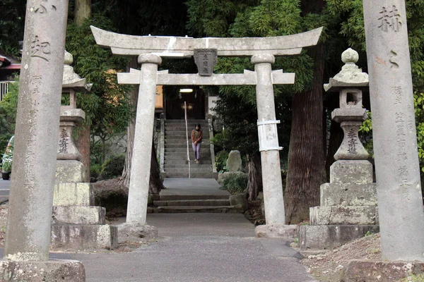 Люди Спускаются Лестнице Икиме Джиндзя Японского Храма Беппу Япония Снято — стоковое фото