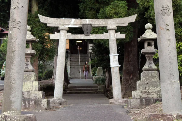 Menschen Gehen Die Treppe Von Ikime Jinja Hinunter Einem Japanischen — Stockfoto