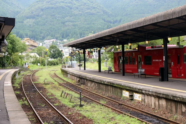Roter Zug Hält Bahnhof Yufuin Oita Japan Aufnahme Juni 2019 — Stockfoto