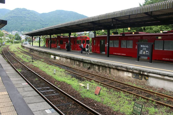 Tren Rojo Que Para Estación Yufuin Oita Japón Tomado Junio —  Fotos de Stock