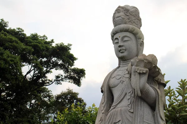 Die Statue Von Kanon Oder Guanyin Und Stupa Myohoji Tempel lizenzfreie Stockfotos