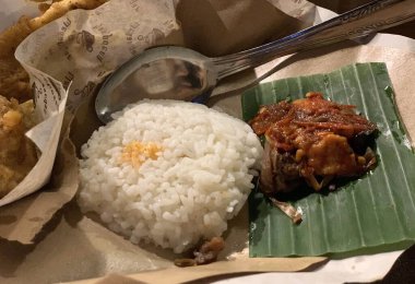 Nasi kucing tempo ile, bir pirinç porsiyon kedi gibi.