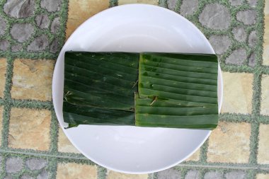 Muz yapraklarına sarılmış tempe ya da tempeh. Endonezya 'da geleneksel protein kaynağı.