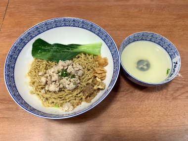 Endonezya tavuklu şehriye mi ayam ve bok choy..