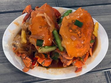 Tabakta servis edilen Endonezya tatlı ekşi yengeci