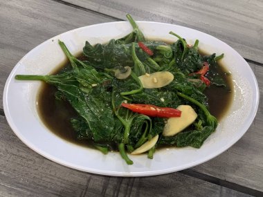 Yakın plan cah kangkung, kangkong veya su ıspanağı karıştırılmış.