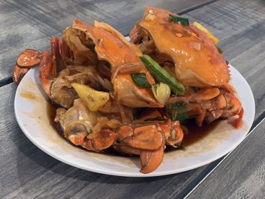 Tabakta servis edilen Endonezya tatlı ekşi yengeci