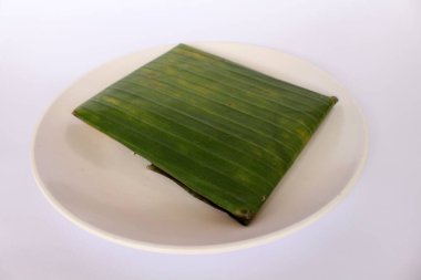 Muz yapraklarına sarılmış Tempe ya da Tempeh Mendoan. Endonezya 'da geleneksel protein kaynağı.