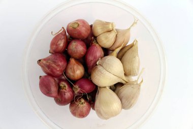 Endonezya 'da kırmızı-beyaz soğan denen bir kasede sarımsak ve arpacık soğanı.