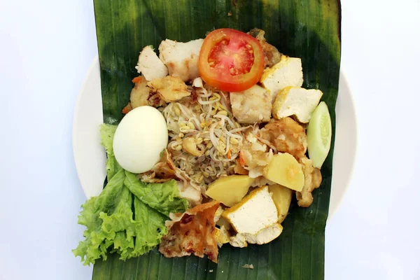 Closeup Gado Gado Prato Salada Tradicional Indonésia Envolto Folha Banana — Fotografia de Stock