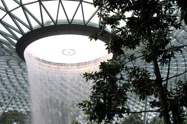Jewel Changi Havalimanı içinde yağmur Girdabı Şelalesi, Singapur ikonik kapalı bahçe (Temmuz 2024 'te çekildi)